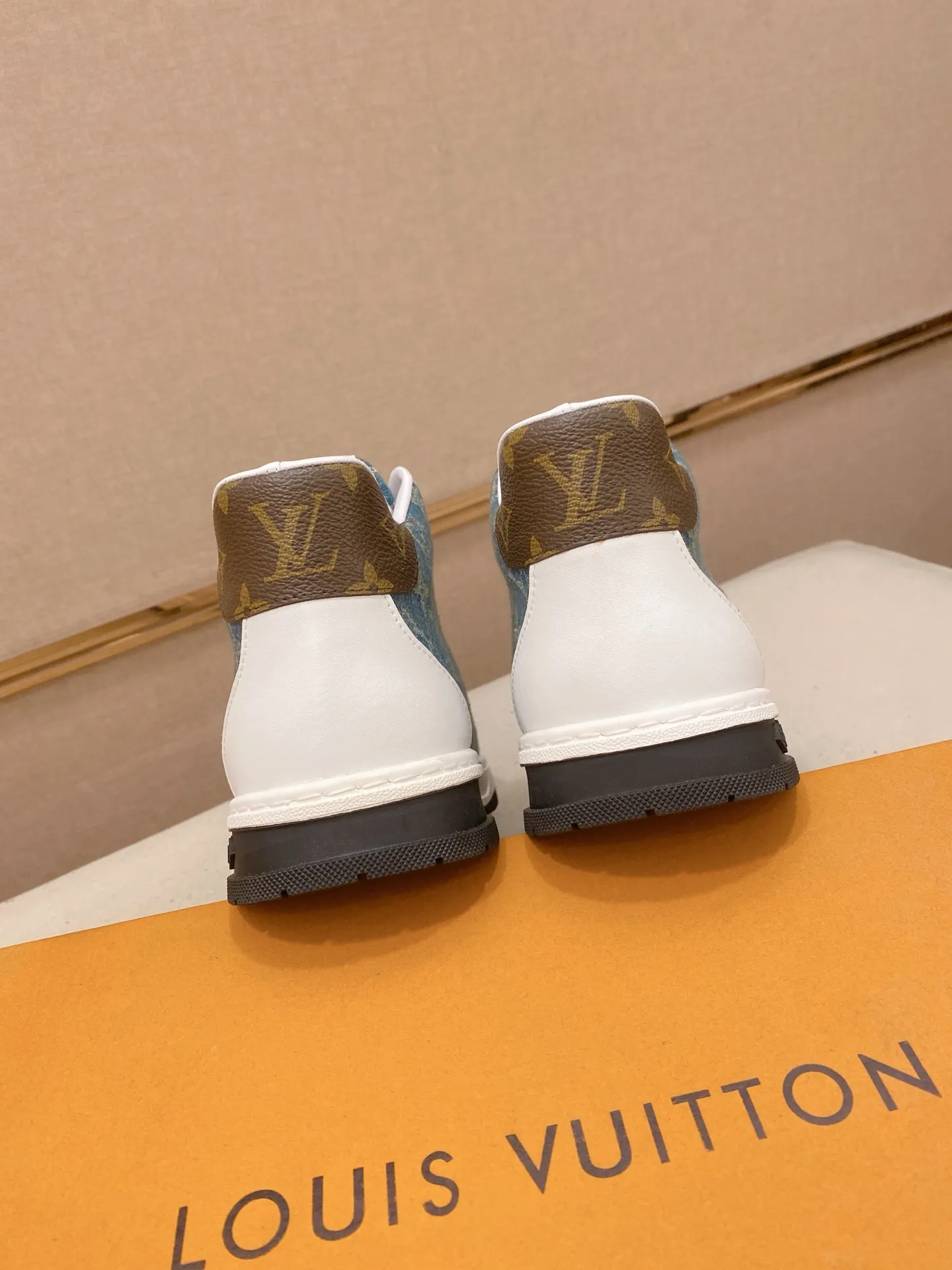 Factory price: 420 men's shoes💰🇮🇹🇮🇹LV Louis Vuitton. The latest fashionable casual shoes are popular in physical stores. New spring and summer comfortable imported custom original cowhide, unique jacquard fabric element design. With sheepskin lining, Lv original bottom, [sun][sun] high-end packaging and high quality💪Details determine the quality, you can enter and exit the counter at will, welcome to compare🇮🇹Size 38-44